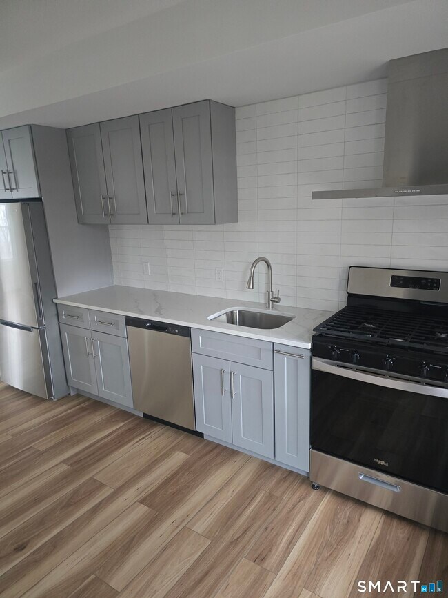 Building Photo - 530 Jane St