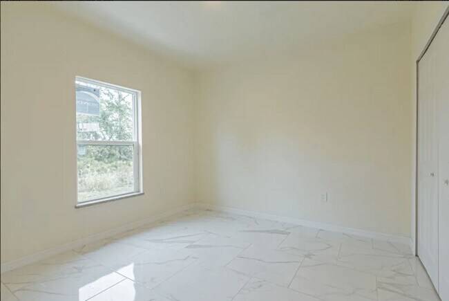 Building Photo - Great Location in Lake Placid-Large Three Bedroom-Two Bath+ a DEN!!