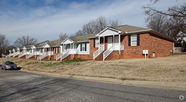 Primary Photo - The Oaks Apartments