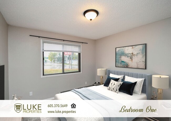 Building Photo - 405 S Sycamore Ave