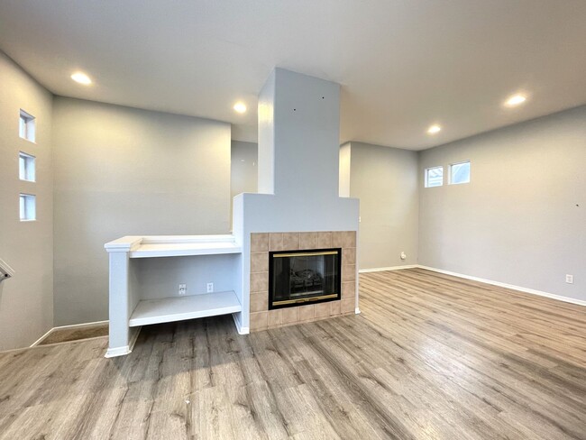 Building Photo - Remodeled Scripps Ranch Condo