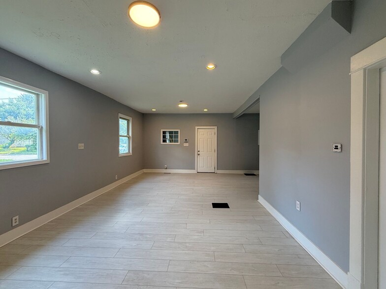 Building Photo - 2801 Columbia Ave