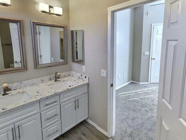 Building Photo - 3 Bedroom Condo in Phoenix