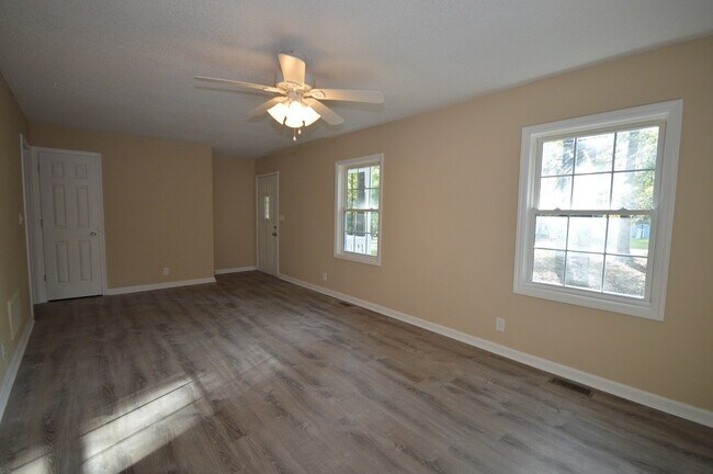 Building Photo - 106 N Bell Haven St