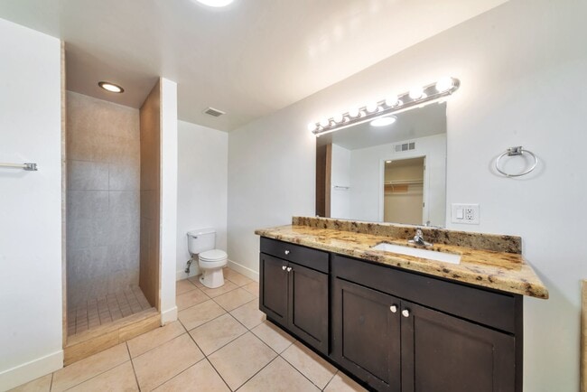 Building Photo - 1735 E La Jolla Dr