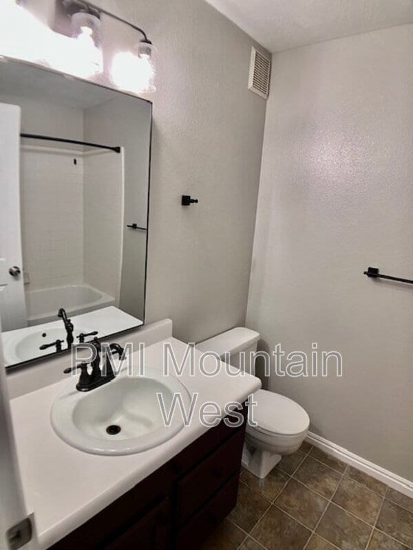 Building Photo - 567 N 200 E