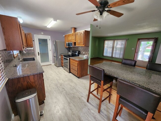 Building Photo - Beaufiful 3 bedroom rancher with attached ...