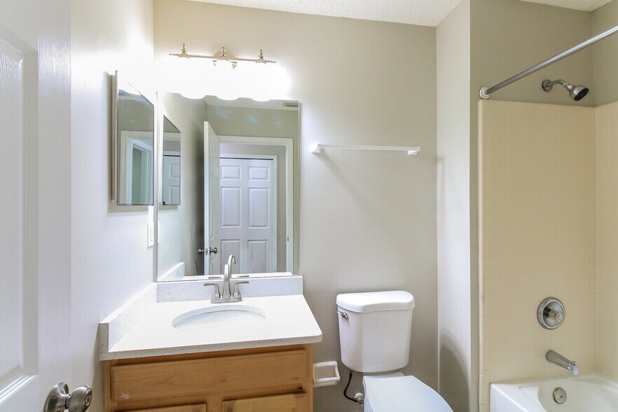 Building Photo - 717 S Lake Cunningham Ave