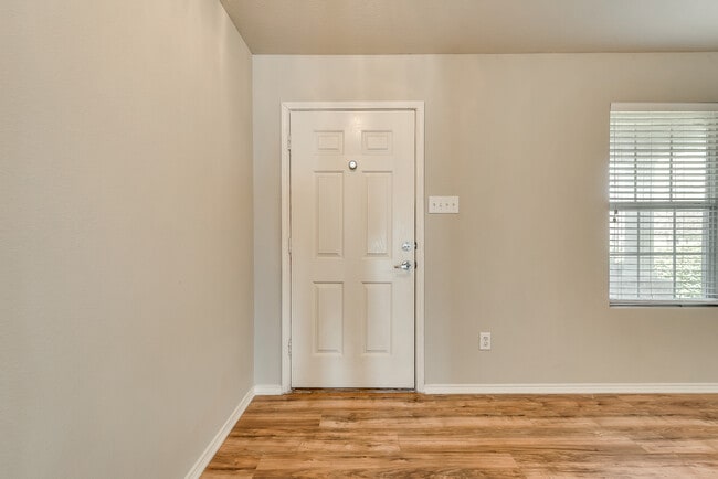 Building Photo - 9917 George Washington Dr