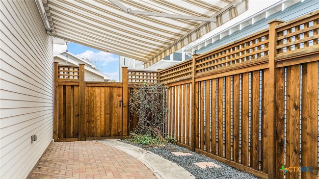 Building Photo - 653 Center Green