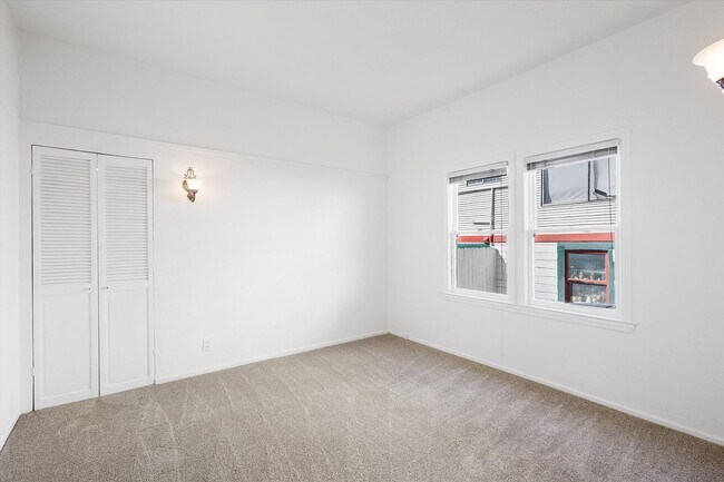 Building Photo - 1087 Park Ave