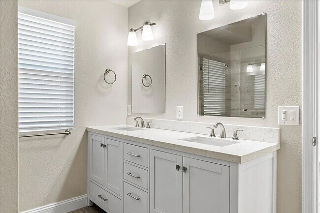 Building Photo - Updated Contemporary 3 Bed / 2 Bath Home w...