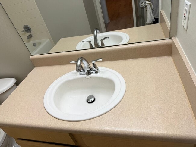 Building Photo - 1 Bedroom Condo in Gated Community