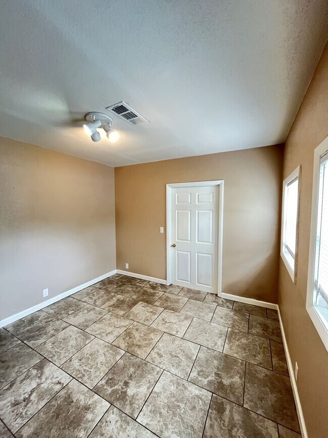 Building Photo - 1 bedroom 1 bath apartment off house