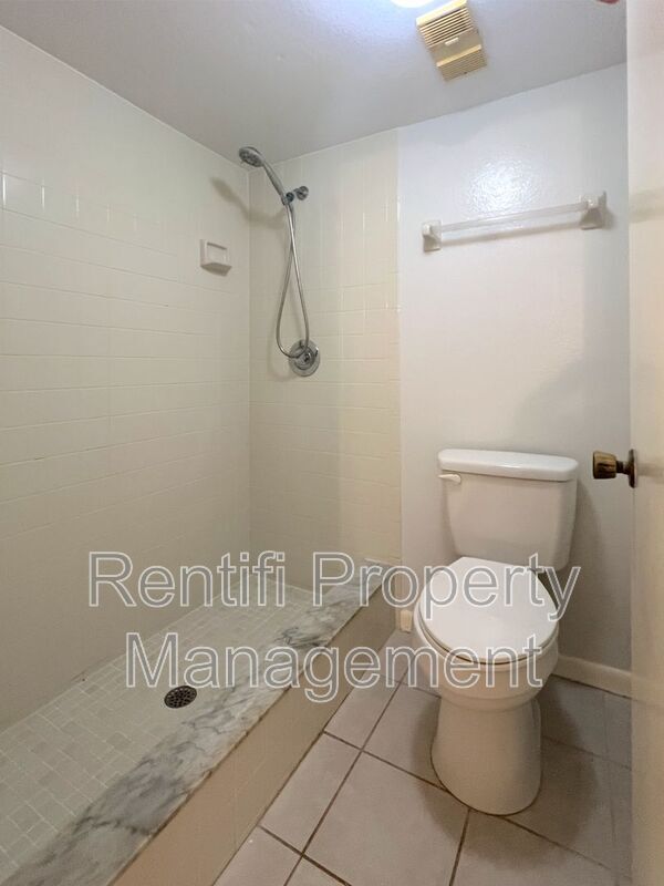 Building Photo - 15051 Parkside Dr