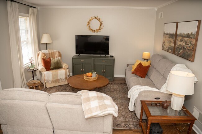 Building Photo - Charming 3 Bedroom, 1.5 Bath Townhome - EL...