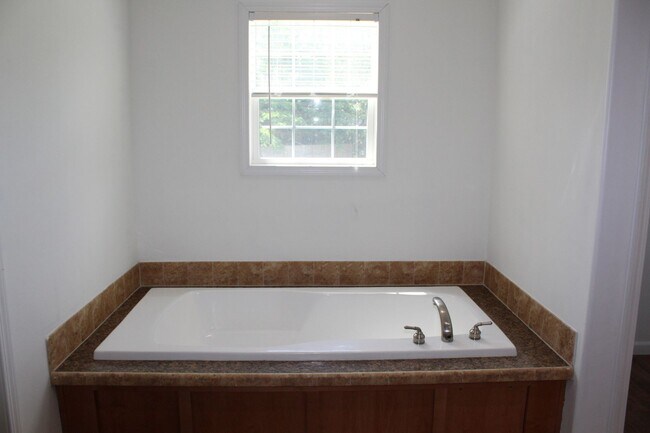 Building Photo - 110 Fisher Dr