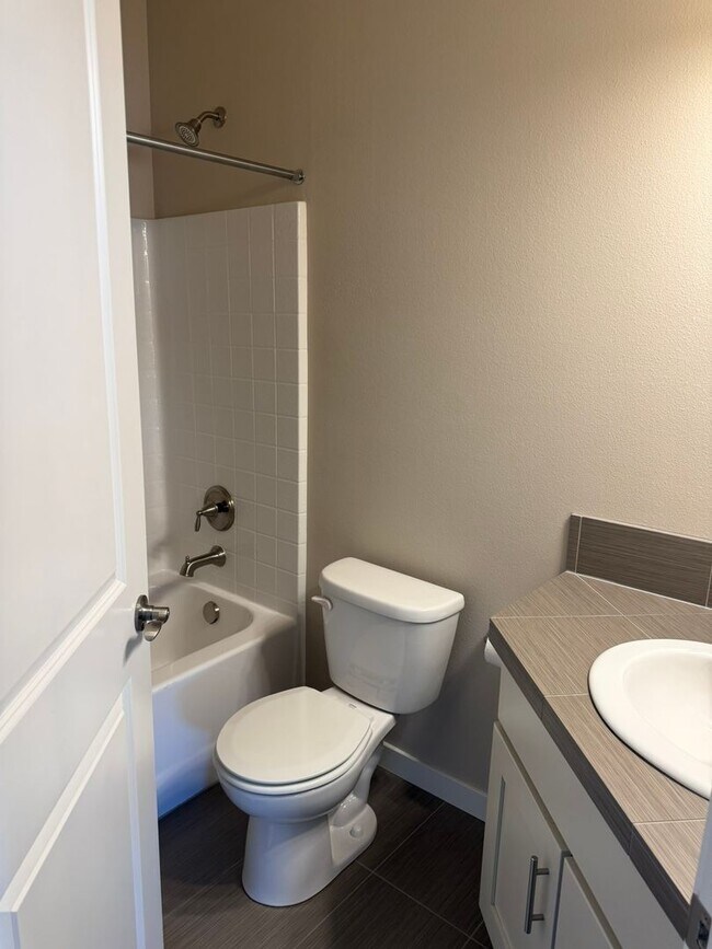 Building Photo - 3bd/2.25ba Lake Forest Park Townhome