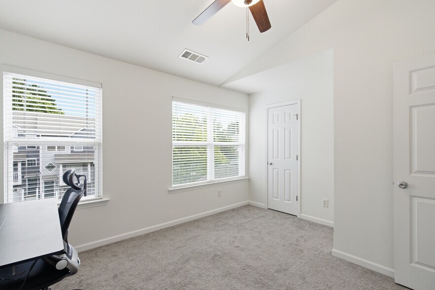 Secondary bedroom / office - 1225 Liberty Pky NW