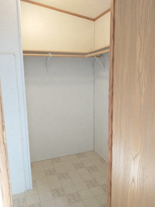 Building Photo - 5420 S View Rd