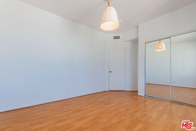 Building Photo - 458 N Oakhurst Dr