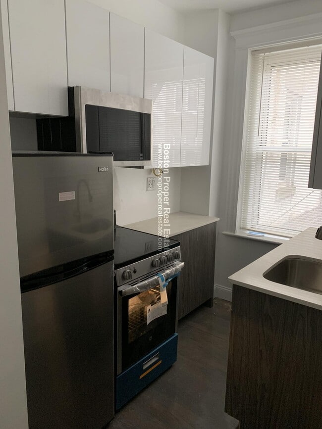 Building Photo - 100 Queensberry St