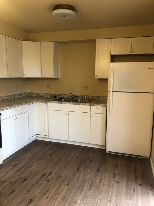 Primary Photo - R202-206