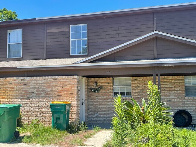 Primary Photo - 1805 Whispering Oaks Ln