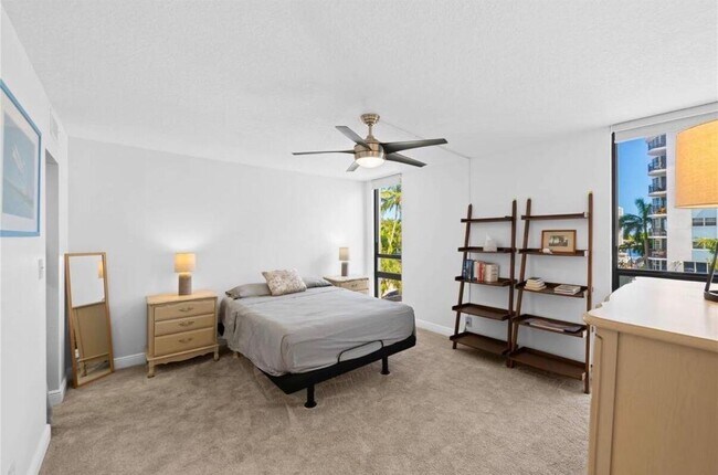 Building Photo - 4800 Bayview Dr