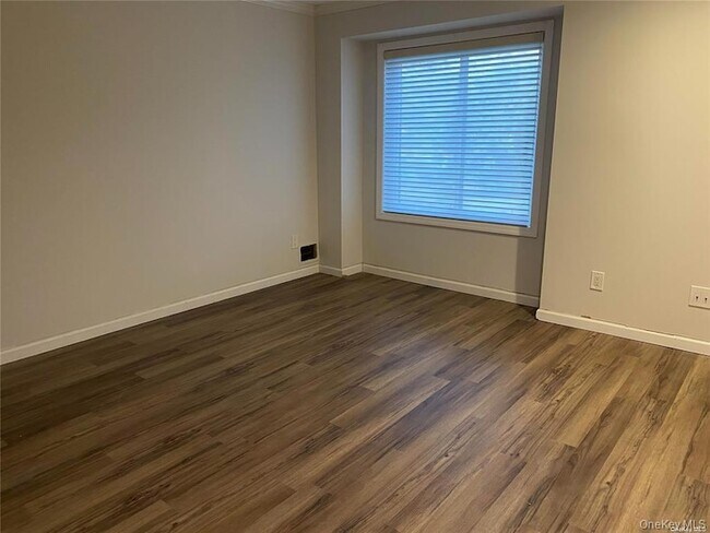 Building Photo - 389 Clubhouse Ct