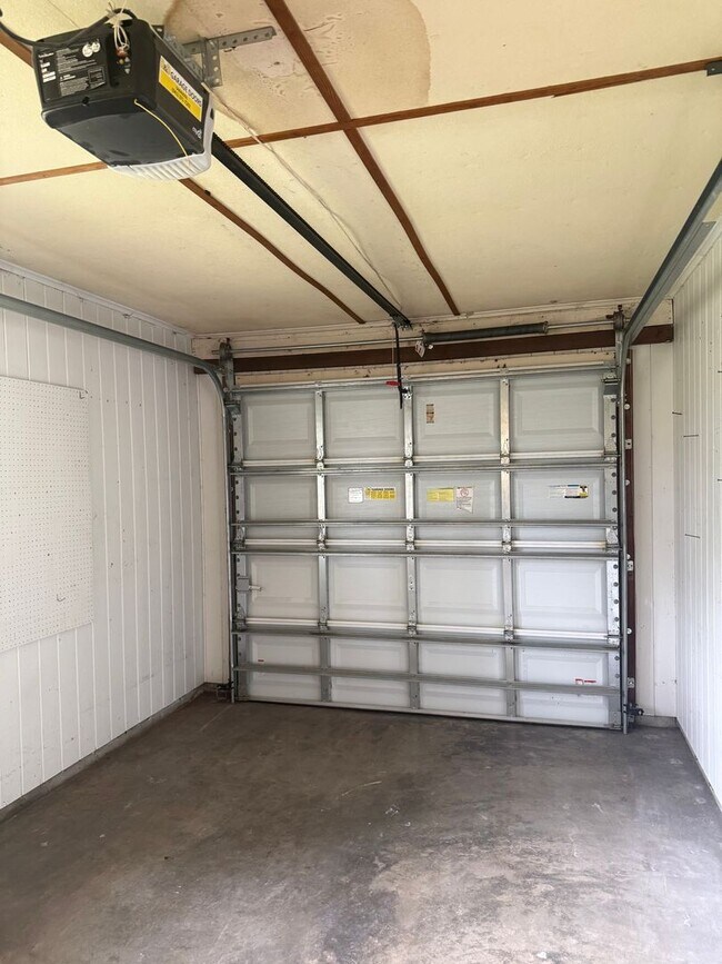 Building Photo - 3 Bedroom 2 Bath Single Family Home w/Garage & Bonus Room