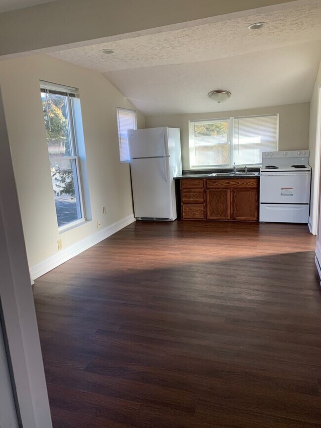 Building Photo - ONE BED APT, available August 2026! Located just south of downtown!