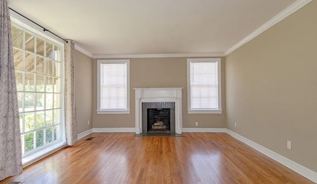 Building Photo - Cute Curb Appeal and fresh updates!