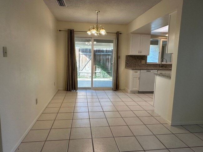 Building Photo - 409 Quailridge Rd