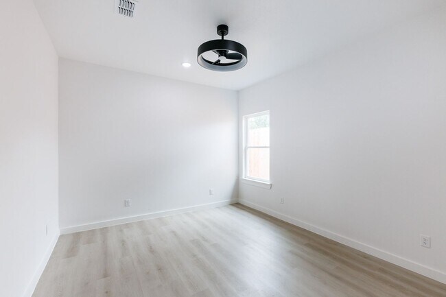 Building Photo - 1704 Elkhart Ave