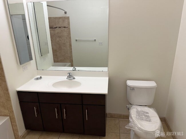 Building Photo - 88 Roosevelt Ave