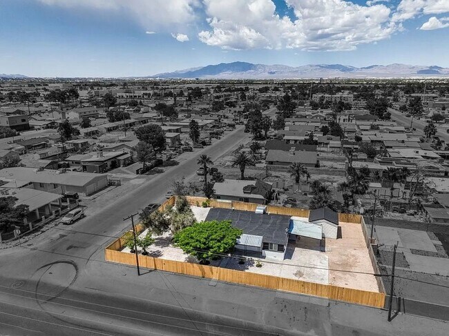 Building Photo - Coming Soon! 3bed 2 bath plus Casita HUGE ...