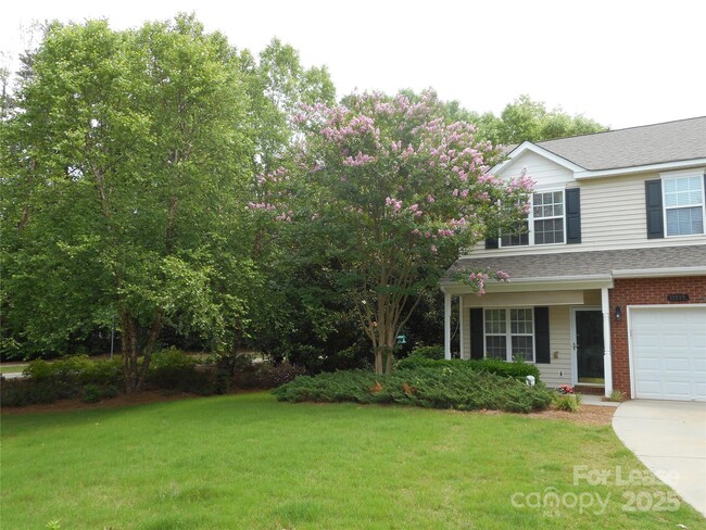 Building Photo - 15519 Stronvar House Ln