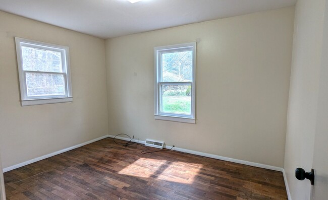 Building Photo - 965 W Tyler Rd