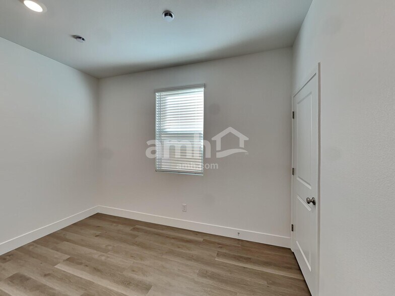 Building Photo - 8074 Winterfell Peak Ave