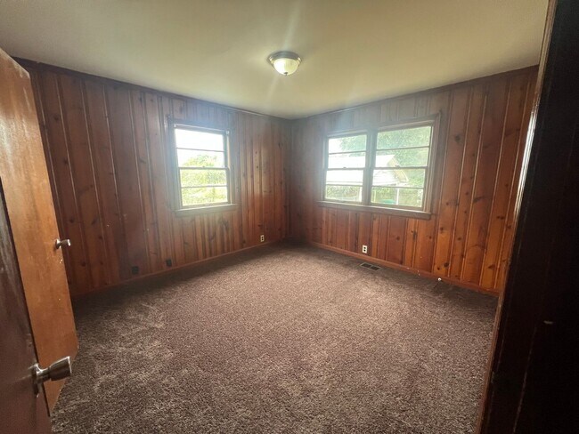 Building Photo - 3 bedroom 1 bathroom single level home