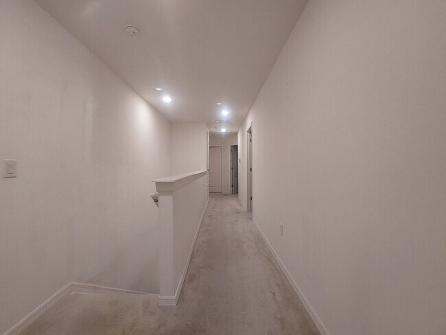 Building Photo - Beautiful 3 Bedroom 2 1/2 Bathroom House i...