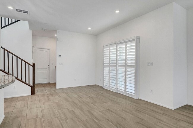 Building Photo - Stunning 3 Bedroom in Skye Canyon Master P...