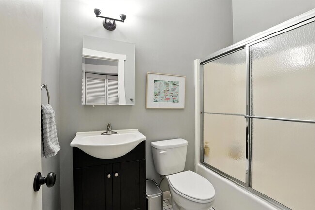 Building Photo - North Thomas 472-492