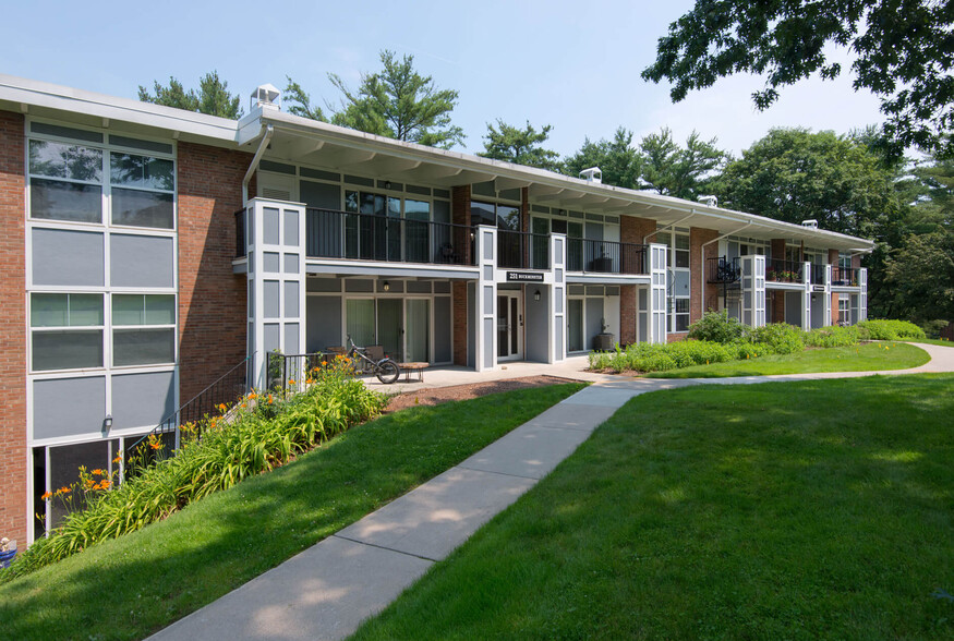 Building Photo - The Commons at Windsor Gardens