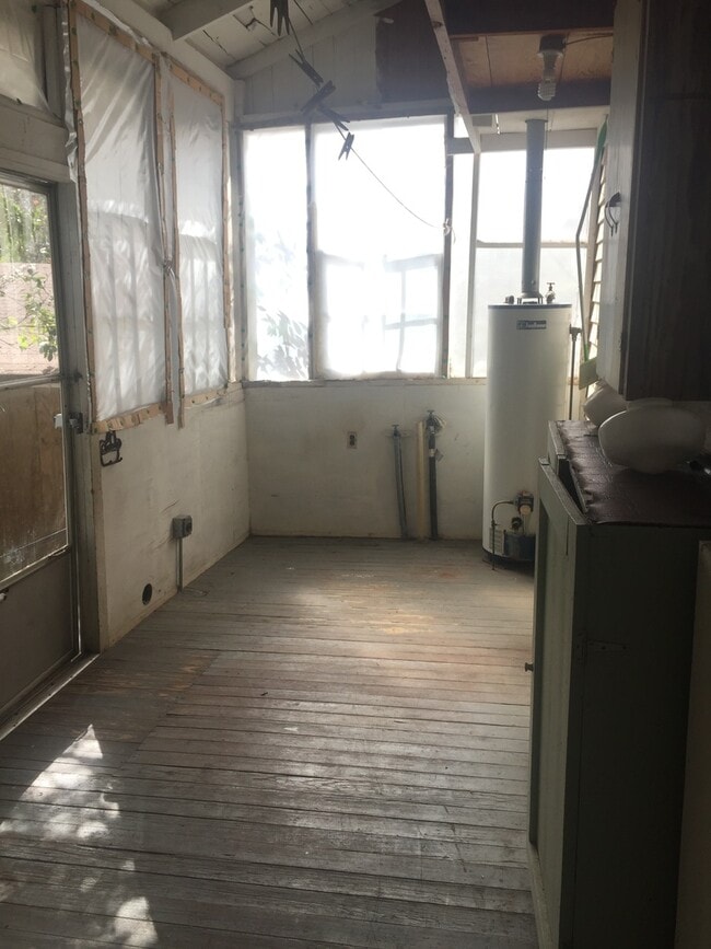 Building Photo - Affordable 3/2 on corner lot