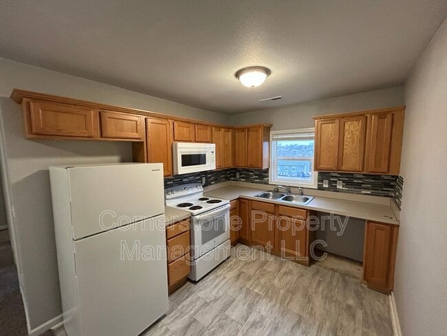 Building Photo - 8290 Center Dr