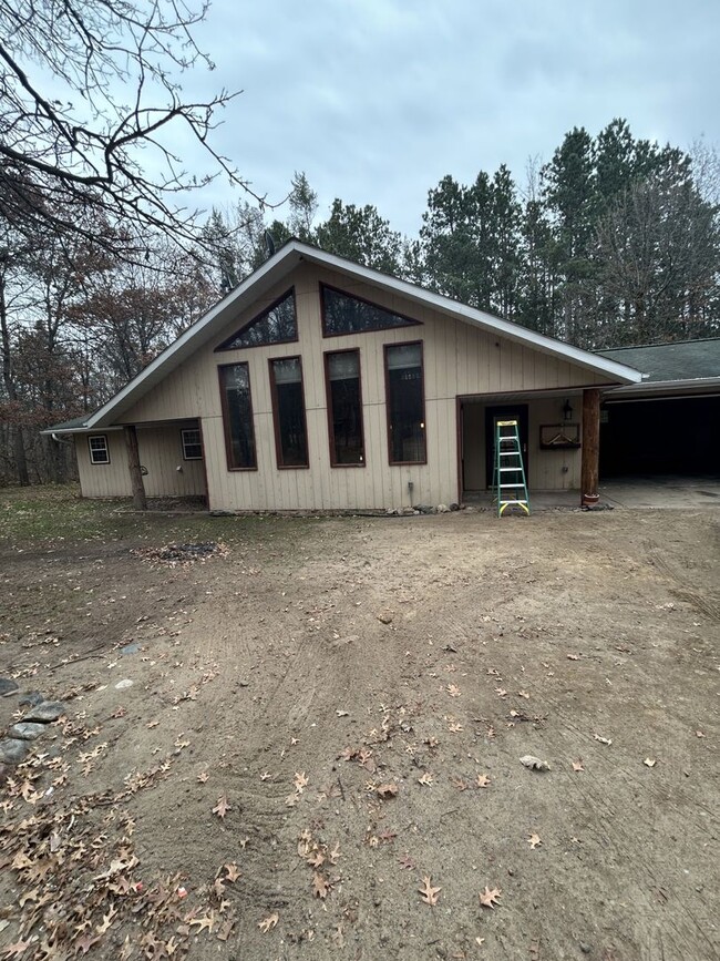 Building Photo - 1 bedrooms, 2 bathrooms. 2,000 sq ft home in a quiet country setting with large yard.