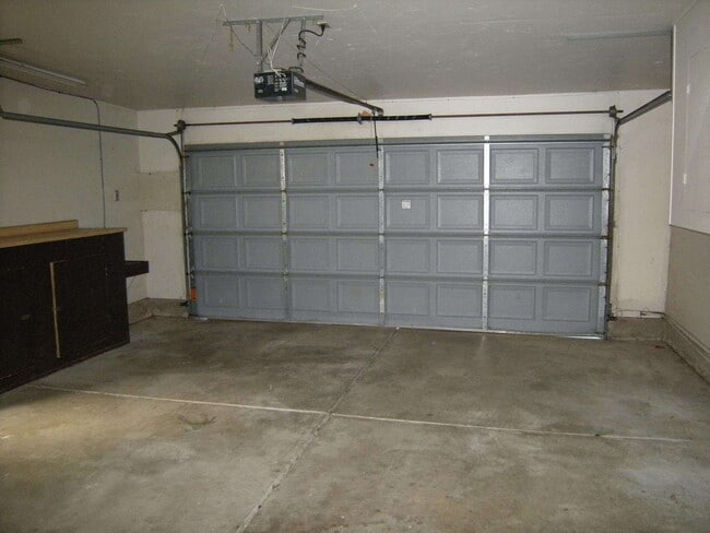 Building Photo - Lovely duet with easy access to shopping a...