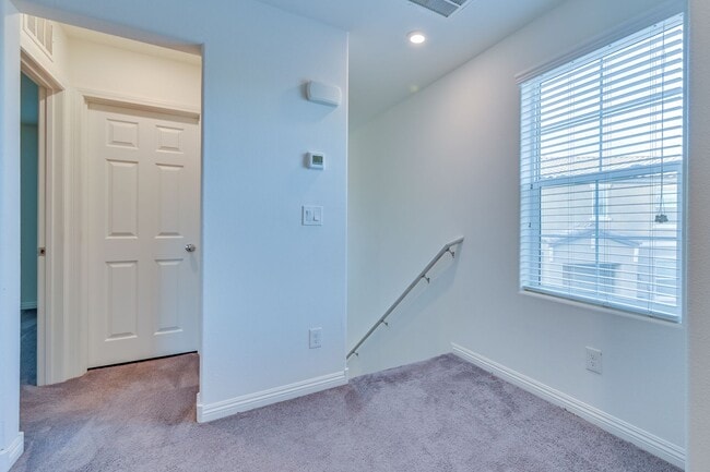 Building Photo - SE!!  Gated!! Community Pool!! Clubhouse!! Fitness Center!! Up Graded Appliances!!! 2 Car Garage!!